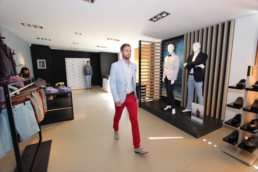 showroom-2-thumb.JPG
